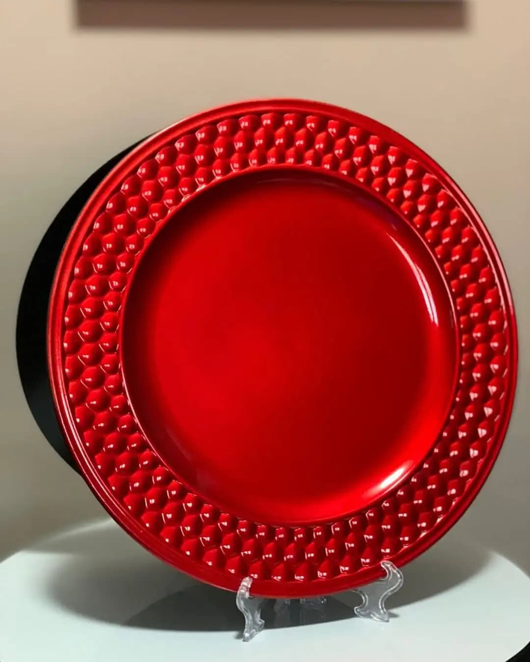 Add a touch of elegance and style to any event with these stunning charger plates, perfect for weddings, parties, and special celebrations... OjisEventsandRentalsServices  candelebrasinabuja  LuxuryVases  candelebrainabuja  EventRentals   