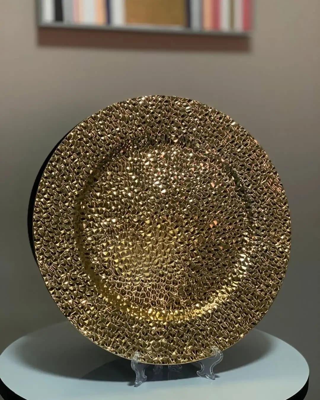 Add a touch of elegance and style to any event with these stunning charger plates, perfect for weddings, parties, and special celebrations... OjisEventsandRentalsServices  candelebrasinabuja  LuxuryVases  candelebrainabuja  EventRentals (1