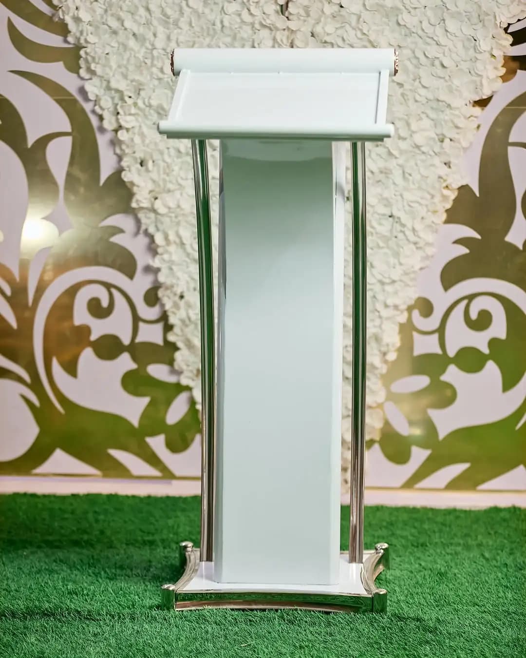 Rent our stylish and sleek podium for your conference! Available in black and white, this modern design will make a statement and provide comfort for your speakers.Book now and take your event to the next level!𝐋𝐢𝐧𝐤 𝐢𝐧 (1